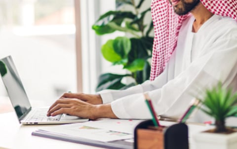 أبوظبي 2026: قانون جديد يرسخ "الجدارة" والعمل المرن