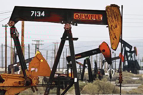 مضخات ترفع النفط من الآبار في حقل النفط ميدواي-سانسيت في فيلوز، كاليفورنيا.