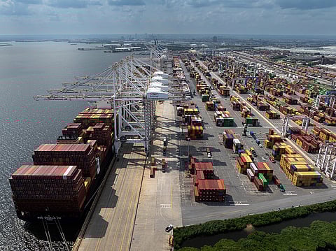 حاويات في محطة سيجيرت البحرية في ميناء بالتيمور في ماريلاند. غالبًا ما تستغرق البضائع أسابيع للوصول إلى الموانئ الأمريكية، مما يعني أن التعريفات الفعلية التي دفعتها الشركات ارتفعت بشكل أبطأ مما أعلنه الرئيس طوال العام. — أليسا شوكار/نيويورك تايمز