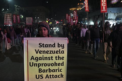 نشطاء من مركز الوحدة الاشتراكية في الهند (SUCI) يحتجون ضد الهجوم الأمريكي الأخير على فنزويلا، في كولكاتا في 3 يناير 2026