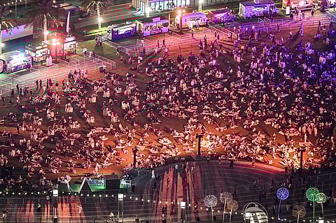 الزوار في وسط مدينة دبي خلال احتفالات ليلة رأس السنة