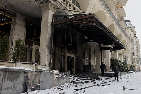 يقف رجال بالقرب من مجمع سكني متضرر بعد هجوم روسي بالقرب من السفارة القطرية في كييف في وقت مبكر من 9 يناير 2026، وسط الغزو الروسي لأوكرانيا.الصورة: وكالة الصحافة الفرنسية