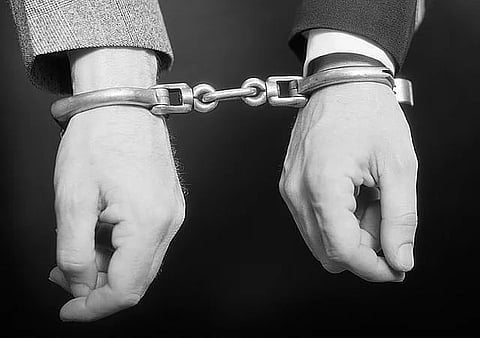 حبس وإبعاد 3 محتالين عقاريين في دبي ورد 900 ألف درهم