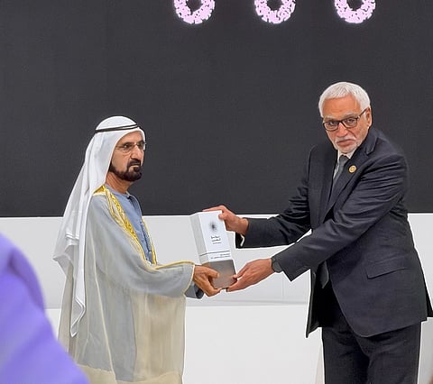 محمد بن راشد يسلم الجائوة للبروفيسور عباس الجمل في فئة الهندسة والتكنولوجيا