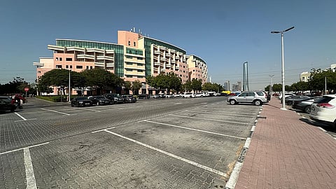 أماكن انتظار سيارات فارغة خارج مجمع زين في ديسكفري جاردنز