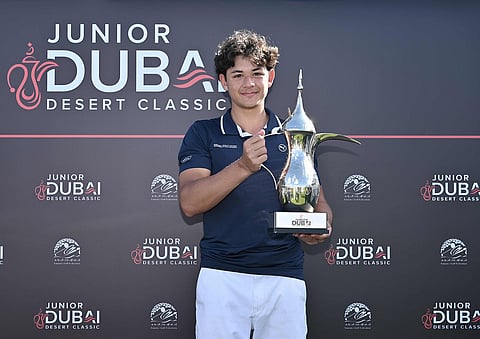 كريستيان هانسن من الدنمارك يحتفل بالكأس بعد فوز درامي بالعودة في بطولة دبي الصحراوية للناشئين. - صورة بطولة دبي الصحراوية للناشئين