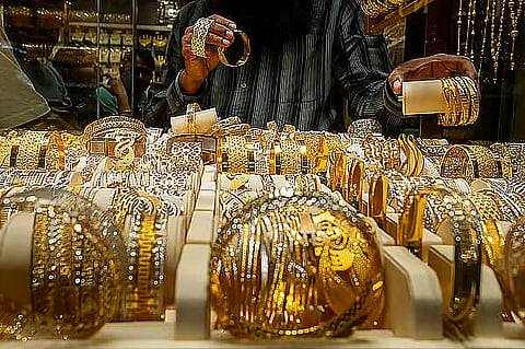 الذهب يحطم الأرقام القياسية في دبي ويتجاوز 570 درهماً للجرام