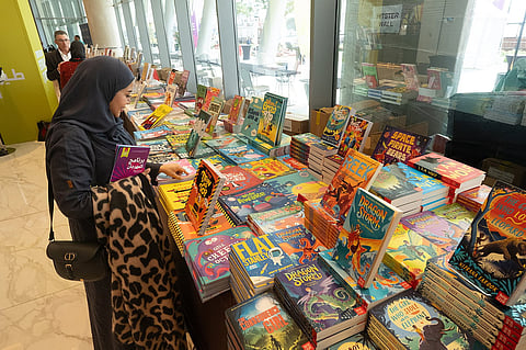 حين تستيقظ الذاكرة شعراً.. دبي تحتفي بجذور السرد في "مهرجان الآداب"