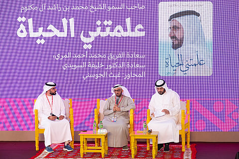 من اليسار إلى اليمين: غيث الحوسني، مدير الجلسة، محمد أحمد المري، المدير العام للإدارة العامة للإقامة وشؤون الأجانب (GDRFA) وخليفة علي السويدي، خلال حلقة النقاش. صورة من كي تي بعدسة شهاب