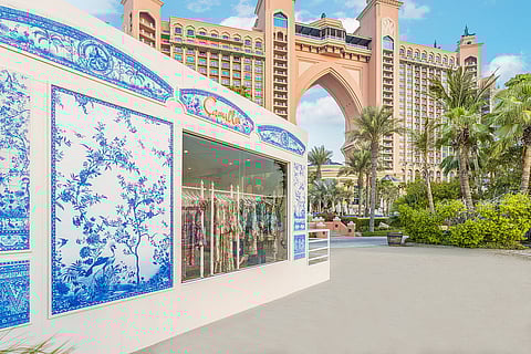 متجر علامة المنتجع الأسترالية كاميلا على شاطئ البحر في أتلانتس النخلة