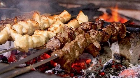 فخ "الدخان السلبي".. مخاطر الشواء في المتنزهات المزدحمة