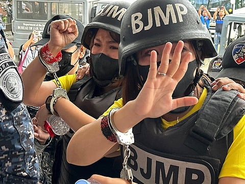 أدانت محكمة إقليمية يوم الخميس الصحفية الفلبينية فرينشي ماي كومبيو (يمين) وعاملة حقوق الإنسان مارييل دوميكويل بتمويل الإرهاب