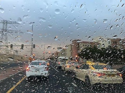 اليوم..أمطار متوقعة وحرارة تنخفض إلى 13 مئوية بأبوظبي