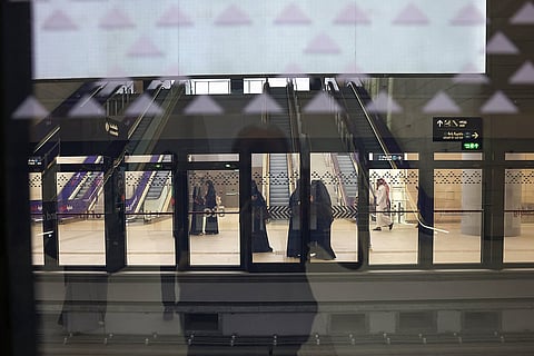 نساء يستخدمن المترو في الرياض