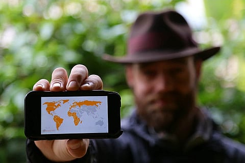 ثور بيدرسن يعرض خريطة الدول التي زارها، في منتصف رحلته