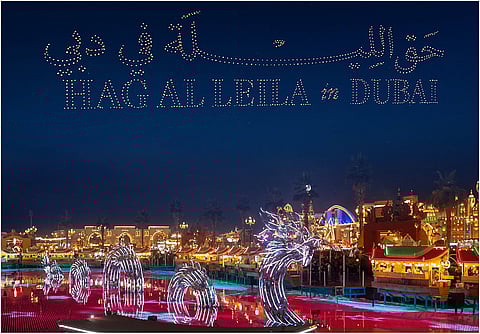 سماء القرية العالمية تتزين بعروض "الدرون" احتفالاً بالكويت و"حق الليلة"