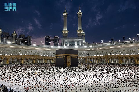 المسلمون يصلون في المسجد الحرام