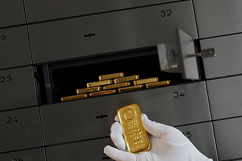 سبيكة ذهب مخزنة في غرفة إيداع آمنة