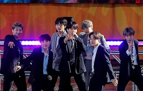 فيديوهات نجوم الكيبوب في مطار دبي تغزو الإنترنت