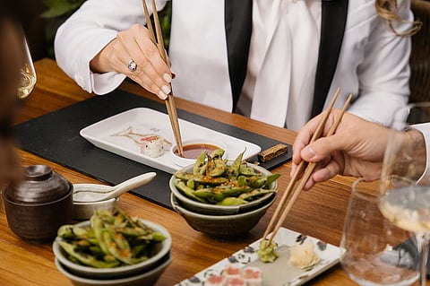 رواد المطعم يستمتعون بوجبة في أوماكاسي