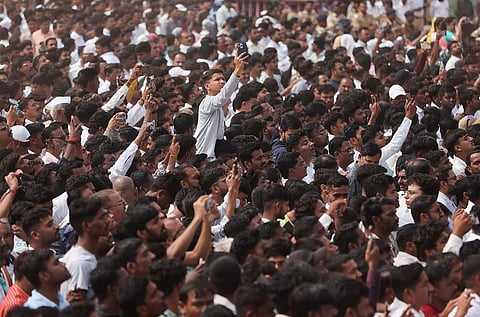 حضر آلاف المعزين جنازة نائب رئيس وزراء ماهاراشترا الراحل أجيت باوار في 29 يناير