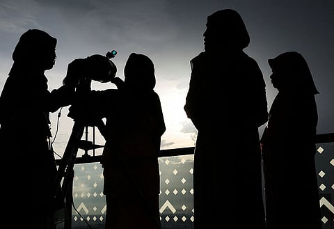 يقف ضباط الهيئة الإسلامية الماليزية وهم يرصدون الهلال الجديد