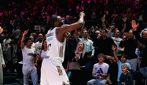 مفيوندو كابينجيلي يحتفل مع الجماهير.