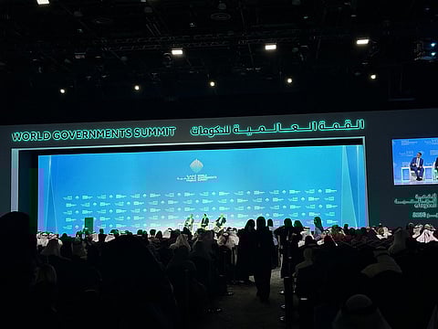 السير تيم كلارك، رئيس طيران الإمارات، يتحدث إلى جانب توشيوكي أونوما، رئيس منظمة الطيران المدني الدولي (إيكاو)، في جلسة بعنوان “ما هي الوجهة التالية للطيران” في القمة العالمية للحكومات