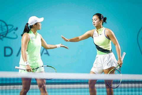 ألكسندرا إيالا وجانيس تين تحتفلان بفوزهما.