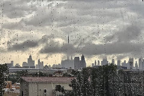 أمطار خفيفة مرتقبة صباح الجمعة وانخفاض بدرجات الحرارة في الإمارات