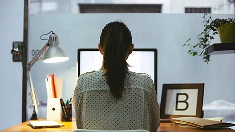 العمل في رمضان بالإمارات: حق قانوني في ساعتين "إعفاء"