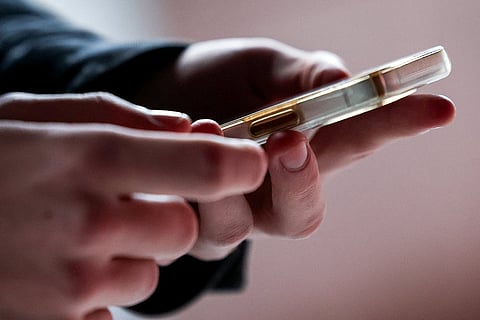 شاب يبلغ من العمر 16 عامًا يستخدم هاتفه