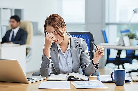 مخاطر الجلوس المطول: صراع الدماغ والجسم مع الخمول