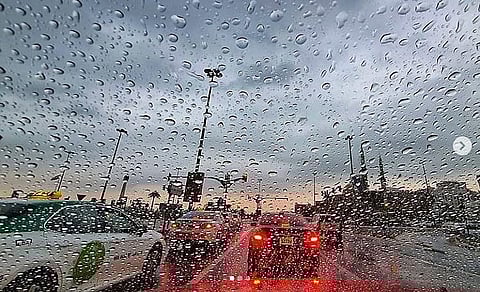 أمطارمتوقعة اليوم وتحذير أحمر بسبب الضباب الكثيف