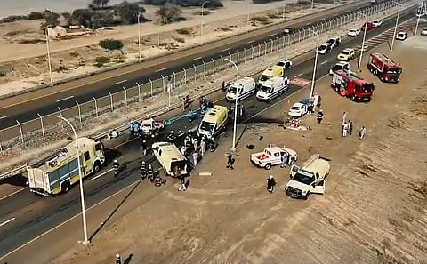 وفاة 3 أشخاص وإصابة 3 آخرين في حادث تصادم مروع بعُمان