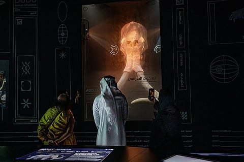 الماموث الصوفي، تجربة غامرة تتيح للزوار رؤية وسماع و'مواجهة' هذه الحيوانات المنقرضة منذ زمن طويل افتراضيًا باستخدام التكنولوجيا المتقدمة والمؤثرات البصرية.