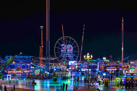 القرية العالمية تكافئ المقيمين القدامى بـ "حزمة ذهبية"