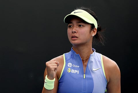 ألكسندرا إيالا من الفلبين تتفاعل خلال مباراتها في الدور الأول ضد أليسيا باركس من الولايات المتحدة في بطولة أستراليا المفتوحة.