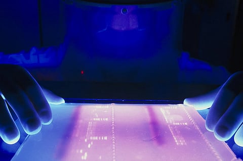 يتكون الجينوم البشري من حوالي ثلاثة مليارات زوج من وحدات الحمض النووي تسمى النيوكليوتيدات. Olena_T عبر Getty Images/ نيويورك تايمز