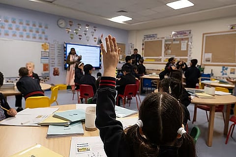 "غياب الجمعة بيومين".. الإمارات ترفع شعار الانضباط في مدارسها