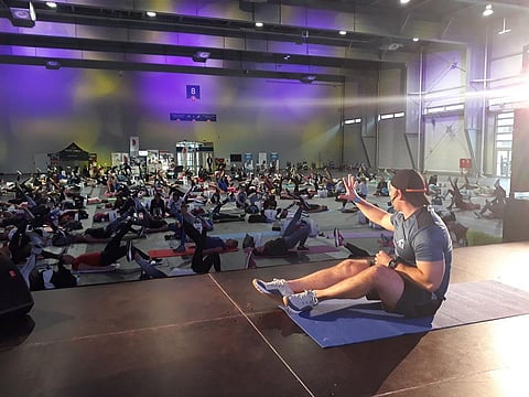 لياقة تحت شمس الغروب.. "الساعة الذهبية" تلهب حماس الصائمين بأبوظبي