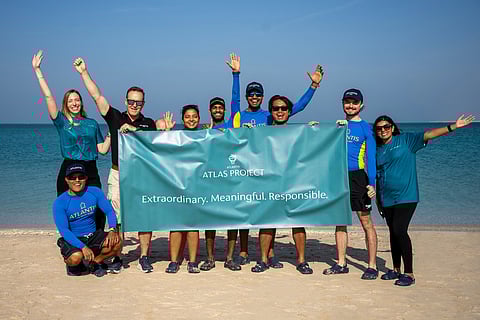 عناق الأمواج: قروش وأسماك راي تعود لبيتها الأول في مياه دبي