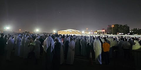 العائلة والأصدقاء والموظفون والمحبون يحضرون دفن عبد المجيد صديقي في مقبرة القوز.