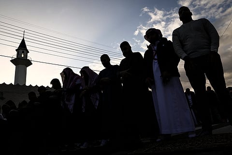 مصلون يشاركون في صلاة عيد الفطر، بمناسبة انتهاء شهر رمضان المبارك، خارج مسجد لاكيمبا في سيدني. الصورة: ملف وكالة فرانس برس