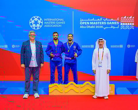 سلطان النيادي مع ميداليته الفضية