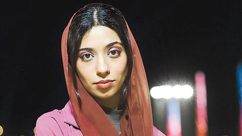 بين ريشة الرسم وعدسة الإخراج.. سرّاء الشحي تعزف سيمفونية الحواس