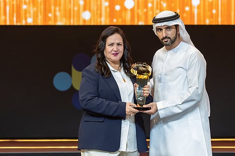 حمدان بن محمد يتوج فوزية محمودي 