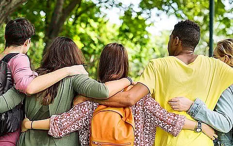 6 ساعات عمل وموافقة ولي الأمر.. قانون الإمارات يضمن حقوق الموظفين القاصرين