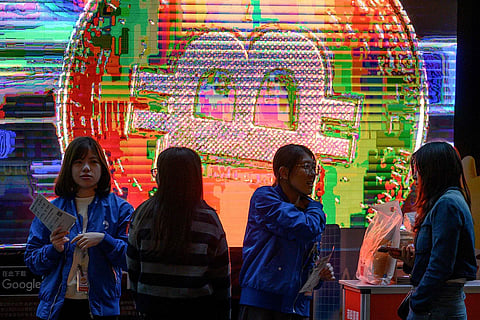 يتحدث الموظفون إلى المارة أمام شاحنة إعلانية لتبادل البيتكوين في هونغ كونغ