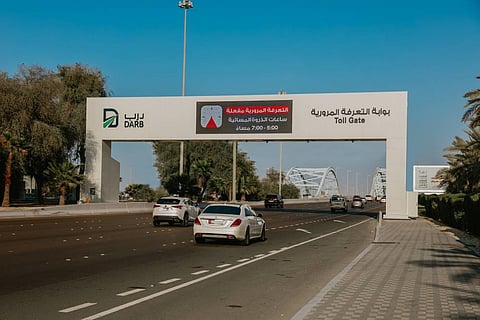 مواعيد ورسوم بوابات درب والمواقف العامة بأبوظبي